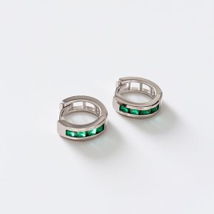 Candongas en plata rodinada con 8 esmeraldas